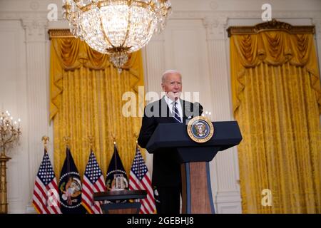 Der Präsident der Vereinigten Staaten, Joe Biden, hält am Mittwoch, den 18. August 2021, im Ostsaal des Weißen Hauses in Washington, DC, Bemerkungen zur COVID-19-Reaktion und zum Impfprogramm. Heute gab die Biden-Regierung bekannt, dass sich die US-Behörden ab der Woche vom 20. September darauf vorbereiten, allen in Frage kommenden Amerikanern, die den Pfizer- oder Moderna-Impfstoff erhalten haben, Auffrischungsimpfungen anzubieten. Kredit: Chris Kleponis/CNP Stockfoto