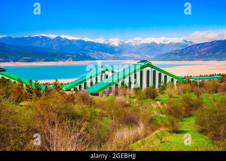 Chorvoq Oromgohi oder Pyramids Hotel in der Nähe des Lake Charvak, einem Wasserreservoir in der Region Chimgan in der Nähe der Stadt Taskent in Usbekistan Stockfoto