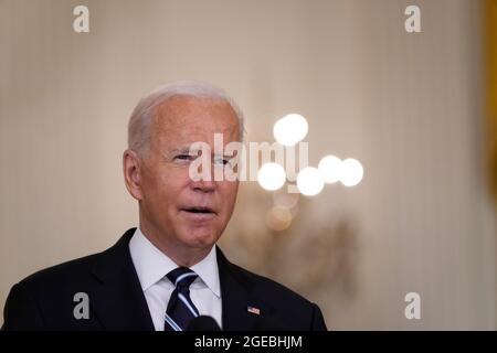 Der Präsident der Vereinigten Staaten, Joe Biden, hält am Mittwoch, den 18. August 2021, im Ostsaal des Weißen Hauses in Washington, DC, Bemerkungen zur COVID-19-Reaktion und zum Impfprogramm. Heute gab die Biden-Regierung bekannt, dass sich die US-Behörden ab der Woche vom 20. September darauf vorbereiten, allen in Frage kommenden Amerikanern, die den Pfizer- oder Moderna-Impfstoff erhalten haben, Auffrischungsimpfungen anzubieten. Kredit: Chris Kleponis/CNP Stockfoto