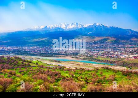 Charvak und Xojikent Stadt und Chirchiq Fluss in der Tian Shan oder Tengri Tagh Bergkette in der Nähe von Taskent Stadt in Usbekistan in Zentralasien Stockfoto