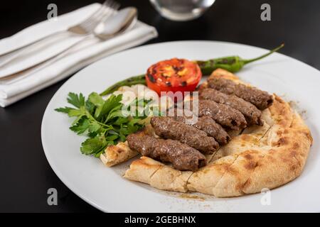 Türkische Shish Fleischbällchen traditionelle Kofte. Würzige Fleischbällchen Kebab oder Kebap. Stockfoto