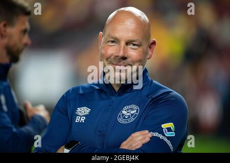 Brentford, Großbritannien. August 2021. Brentford Stellvertretender Cheftrainer Brian Riemer während des Premier League-Spiels zwischen Brentford und Arsenal am 13. August 2021 im Brentford Community Stadium, Brentford, England. Foto von Andrew Aleksiejczuk/Prime Media Images. Quelle: Prime Media Images/Alamy Live News Stockfoto