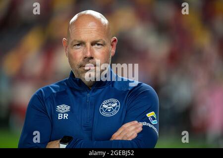 Brentford, Großbritannien. August 2021. Brentford Stellvertretender Cheftrainer Brian Riemer während des Premier League-Spiels zwischen Brentford und Arsenal am 13. August 2021 im Brentford Community Stadium, Brentford, England. Foto von Andrew Aleksiejczuk/Prime Media Images. Quelle: Prime Media Images/Alamy Live News Stockfoto