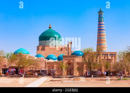 Das Minarett Islam Khodja und das Makhmoud-Mausoleum Pakhlavan im Itchan Kala, der ummauerten Innenstadt der Stadt Chiwa in Usbekistan Stockfoto