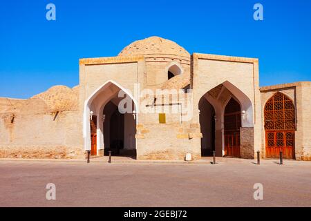 Der Toqi Zargaron Basar ist ein überdachter Markt in der Nähe des Minaretts der Kalyan Moschee in Buchara, Usbekistan Stockfoto