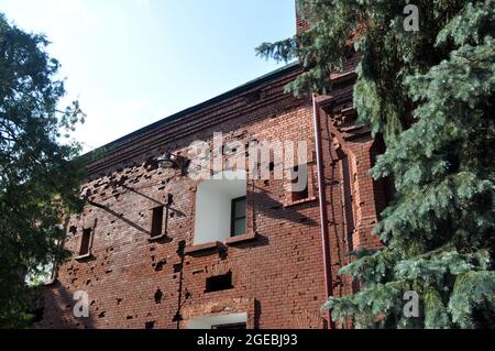 Brest, Weißrussland - 2. August 2021: Die Abteilung der Mauer der kreisförmigen Kaserne der Brestischen Festung mit dem Beschuss. Ein architektonisches Denkmal von Stockfoto