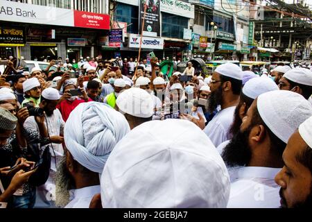 Barishal, Bangladesch, 18. August 2021: Mitglieder der politischen Partei Islam Andolon Bangladesh nehmen an einem Protest Teil, um die Öffnung der Bildungseinrichtung zu fordern, nachdem sie über 519 Tage geschlossen wurden, während die anderen Institutionen geöffnet wurden. Kredit: Niamul Rifat / Eyepix Gruppe/Alamy Live Nachrichten Stockfoto