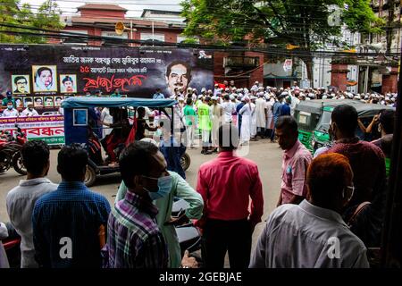 Barishal, Bangladesch, 18. August 2021: Mitglieder der politischen Partei Islam Andolon Bangladesh nehmen an einem Protest Teil, um die Öffnung der Bildungseinrichtung zu fordern, nachdem sie über 519 Tage geschlossen wurden, während die anderen Institutionen geöffnet wurden. Kredit: Niamul Rifat / Eyepix Gruppe/Alamy Live Nachrichten Stockfoto