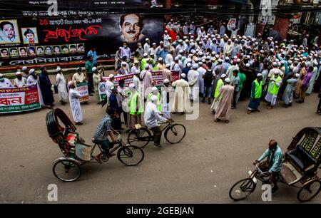 Barishal, Bangladesch, 18. August 2021: Mitglieder der politischen Partei Islam Andolon Bangladesh nehmen an einem Protest Teil, um die Öffnung der Bildungseinrichtung zu fordern, nachdem sie über 519 Tage geschlossen wurden, während die anderen Institutionen geöffnet wurden. Kredit: Niamul Rifat / Eyepix Gruppe/Alamy Live Nachrichten Stockfoto