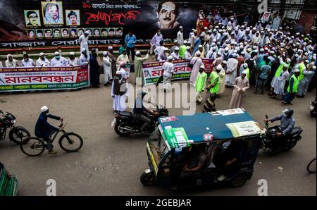 Barishal, Bangladesch, 18. August 2021: Mitglieder der politischen Partei Islam Andolon Bangladesh nehmen an einem Protest Teil, um die Öffnung der Bildungseinrichtung zu fordern, nachdem sie über 519 Tage geschlossen wurden, während die anderen Institutionen geöffnet wurden. Kredit: Niamul Rifat / Eyepix Gruppe/Alamy Live Nachrichten Stockfoto