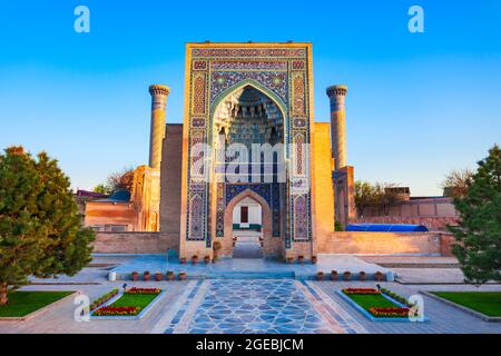 Guri Amir oder Gur Emir ist ein Mausoleum des mongolischen Eroberers Amir Temur oder Tamerlane in Samarkand, Usbekistan bei Sonnenuntergang Stockfoto