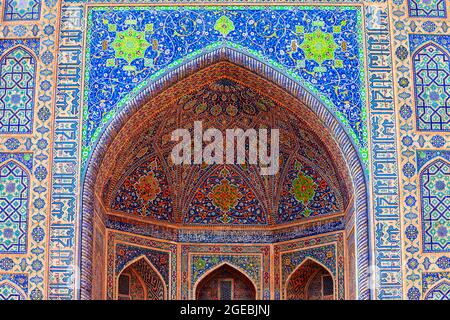 Registan Mosaik Muster Design Hintergrund der Keramikfliesen von Registan madrasah in Samarkand Stadt, Usbekistan Stockfoto