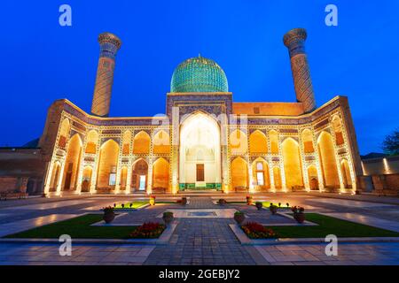 Guri Amir oder Gur Emir ist ein Mausoleum des mongolischen Eroberers Amir Temur oder Tamerlane in Samarkand, Usbekistan bei Nacht Stockfoto