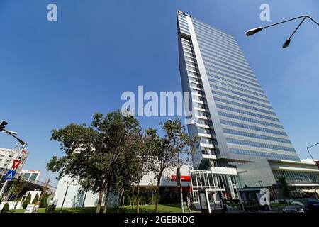 Bukarest, Rumänien - 16. August 2021: Bürogebäude im Globalworth Tower, im Besitz von Globalworth, in Bukarest. Dieses Bild ist nur für redaktionelle Zwecke bestimmt Stockfoto