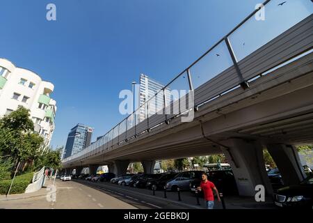 Bukarest, Rumänien - 16. August 2021: Die Pipera-Brücke, in der Nähe von Bürogebäuden im Norden, in Bukarest. Dieses Bild ist nur für redaktionelle Zwecke bestimmt. Stockfoto