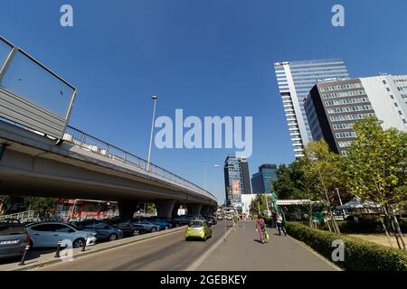 Bukarest, Rumänien - 16. August 2021: Die Pipera-Brücke, in der Nähe von Bürogebäuden im Norden, in Bukarest. Dieses Bild ist nur für redaktionelle Zwecke bestimmt. Stockfoto