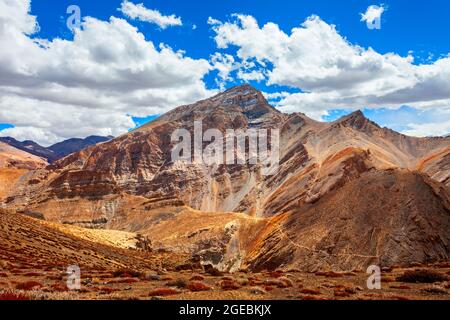 Landschaftlich schöne Berglandschaft von der Autobahn zwischen Manali in Himachal und Leh in Ladakh, Himalaya in Indien Stockfoto