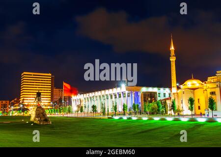 Der Skanderbeg-Platz oder Sheshi Skenderbej ist der hauptplatz im Zentrum der Stadt Tirana in Albanien Stockfoto