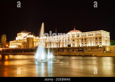 Mazedonisches Nationaltheater und Museum des mazedonischen Kampfes im Zentrum der Stadt Skopje, Nord-Mazedonien. Stockfoto