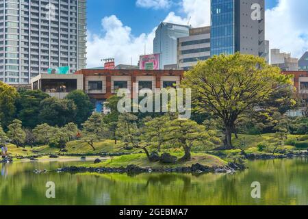 tokio, japan - april 06 2019: Ukishima oder schwimmende Insel im Teich Oizumisui des japanischen Kyu-Shiba-Rikyu-Gartens mit Fußgängerdeck und Ob Stockfoto