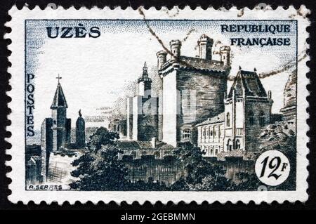 FRANKREICH - UM 1957: Eine in Frankreich gedruckte Briefmarke zeigt den Blick auf das Schloss Uzes, um 1957 Stockfoto