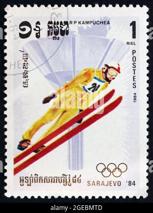 KAMBODSCHA - UM 1984: Eine in Kambodscha gedruckte Marke zeigt Ski Jumping, Olympische Winterspiele 1984, Sarajevo, um 1984 Stockfoto