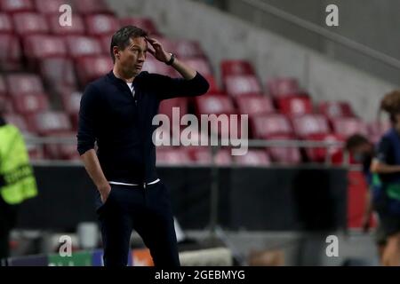 Lissabon, Portugal. August 2021. Der Cheftrainer des PSV Eindhoven, Roger Schmidt, reagiert während des UEFA Champions League-Play-off-Fußballspiels der ersten Etappe zwischen SL Benfica und PSV Eindhoven am 18. August 2021 im Luz-Stadion in Lissabon, Portugal. (Bild: © Pedro Fiuza/ZUMA Press Wire) Stockfoto