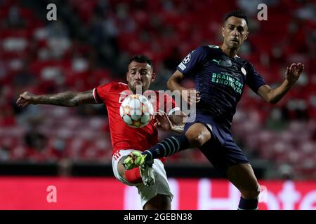 Lissabon, Portugal. August 2021. Otamendi von SL Benfica(L) steht mit Eran Zahavi vom PSV Eindhoven während des UEFA Champions League-Play-off-Fußballspiels der ersten Etappe zwischen SL Benfica und PSV Eindhoven am 18. August 2021 im Luz-Stadion in Lissabon, Portugal, auf. (Bild: © Pedro Fiuza/ZUMA Press Wire) Stockfoto