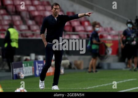 Lissabon, Portugal. August 2021. Der Cheftrainer des PSV Eindhoven, Roger Schmidt, zeigt sich während des UEFA Champions League-Play-off-Fußballspiels der ersten Etappe zwischen SL Benfica und PSV Eindhoven am 18. August 2021 im Luz-Stadion in Lissabon, Portugal. (Bild: © Pedro Fiuza/ZUMA Press Wire) Stockfoto