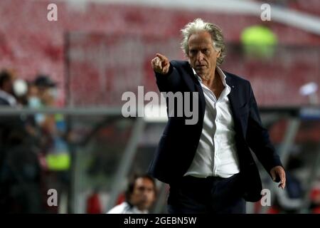 Lissabon, Portugal. August 2021. Benficas Cheftrainer Jorge Jesus deutet während des ersten Fußballspiels der UEFA Champions League zwischen SL Benfica und PSV Eindhoven am 18. August 2021 im Luz-Stadion in Lissabon, Portugal. (Bild: © Pedro Fiuza/ZUMA Press Wire) Stockfoto