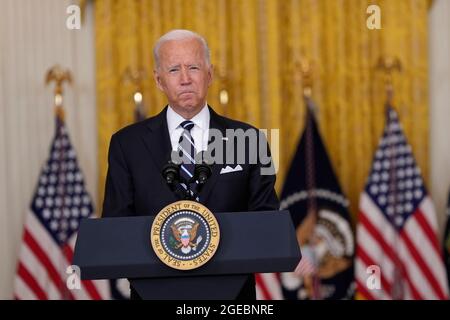 Der Präsident der Vereinigten Staaten, Joe Biden, hält am Mittwoch, den 18. August 2021, im Ostsaal des Weißen Hauses in Washington, DC, Bemerkungen zur COVID-19-Reaktion und zum Impfprogramm. Heute gab die Biden-Regierung bekannt, dass sich die US-Behörden ab der Woche vom 20. September darauf vorbereiten, allen in Frage kommenden Amerikanern, die den Pfizer- oder Moderna-Impfstoff erhalten haben, Auffrischungsimpfungen anzubieten. Kredit: Chris Kleponis/CNP Stockfoto