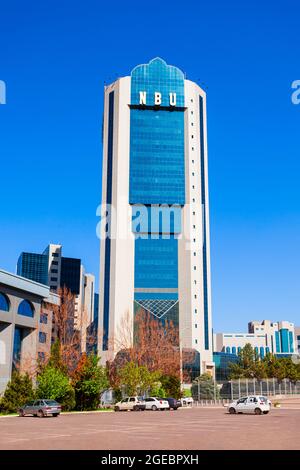 Taschkent, Usbekistan - 11. April 2021: Nationalbank der Republik Usbekistan für außenwirtschaftliche Aktivitäten oder NBU in Taschkent, Usbekistan Stockfoto