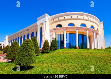 Taschkent, Usbekistan - 11. April 2021: Gebäude der nationalen Fernseh- und Radiogesellschaft Usbekistans, kurz MTRK, in der Stadt Taschkent, Usbekistan Stockfoto