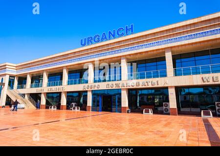 Urgench, Usbekistan - 13. April 2021: Der Bahnhof Urgench ist der wichtigste Personenbahnhof in der Stadt Urgench, Usbekistan Stockfoto