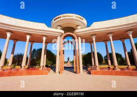 Urgench, Usbekistan - 13. April 2021: Jalal al-DIN Mingburnu Khwarazmshah oder Jaloliddin Manguberdi Denkmal und Park in Urgench Stadt, Usbekistan Stockfoto