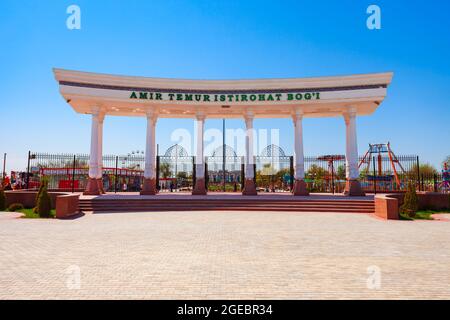 Urgench, Usbekistan - 13. April 2021: Öffentlicher Park der Stadt Amir Timur im Zentrum der Stadt Urgench, Usbekistan Stockfoto