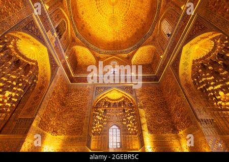 Samarkand, Usbekistan - 17. April 2021: Guri Amir oder Gur Emir ist ein Mausoleum des mongolischen Eroberers Amir Temur oder Tamerlane in Samarkand, Usbekistan Stockfoto