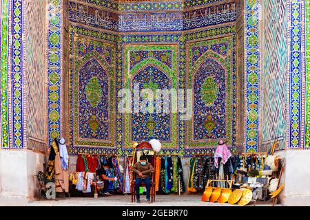 Samarkand, Usbekistan - 18. April 2021: Registan Souvenirshop und Mosaikmuster Design Hintergrund von Keramikfliesen von Registan madrasah in Samarkand Stockfoto