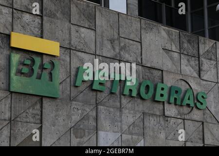 Logo der Petrobras-Ölgesellschaft auf dem Hauptsitz des Unternehmens. Brasilianische staatliche Unternehmen in der Erdölindustrie - Rio de Janeiro, Brasilien 06. Stockfoto