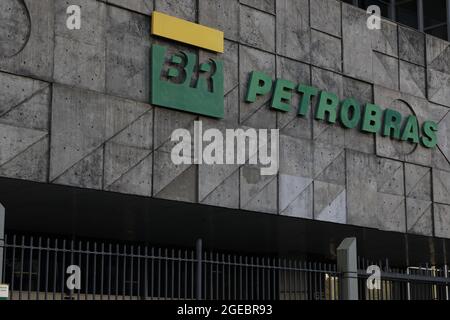 Logo der Petrobras-Ölgesellschaft auf dem Hauptsitz des Unternehmens. Brasilianische staatliche Unternehmen in der Erdölindustrie - Rio de Janeiro, Brasilien 06. Stockfoto