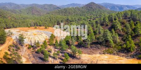 Luftpanorama der verlassenen Pyrit- und Goldmine im Paphos-Wald, Zypern Stockfoto