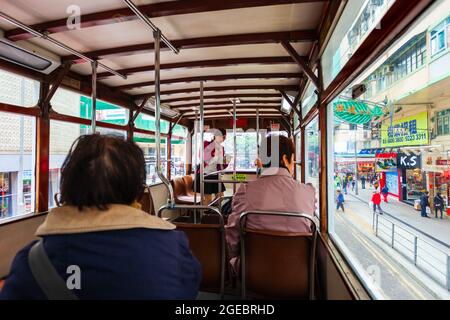 HONGKONG - 22. FEBRUAR 2013: Die Fahrgäste in der Doppelstockbahn oder Straßenbahn sind ein Symbol der Stadt Hongkong in China Stockfoto