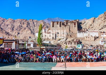 LEH, INDIEN - 26. SEPTEMBER 2013: Nicht identifizierte Touristen und Einheimische beim Ladakh Festival in Leh Stadt in Nordindien Stockfoto