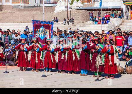 LEH, INDIEN - 26. SEPTEMBER 2013: Unbekannte Menschen tanzen in traditionellen ethnischen Kleidung auf Ladakh Festival in Leh Stadt in Indien Stockfoto