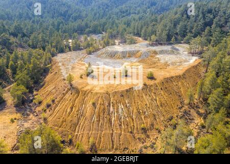 Der Abbau von Lagerbeständen an verlassenen Standorten der Kupfermine im Paphos-Wald, Zypern. Luftaufnahme Stockfoto