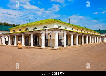 KOSTROMA, RUSSLAND - 06. AUGUST 2020: Gostiny Dvor Handelsreihen mit Arkaden in Kostroma Stadt, Goldener Ring von Russland Stockfoto