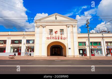 VLADIMIR, RUSSLAND - 09. AUGUST 2020: Gostiny Dvor Handelsreihen mit Arkaden in Vladimir Stadt, Goldener Ring von Russland Stockfoto