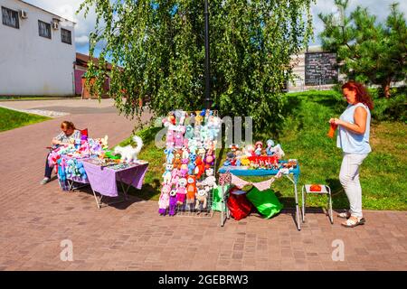 VLADIMIR, RUSSLAND - 09. AUGUST 2020: Unbekannte Frauen verkaufen traditionelles russisches Strickspielzeug in der Spasskaya-Fußgängerzone im Zentrum von Vladi Stockfoto