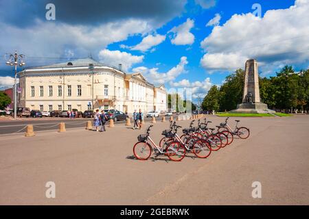 VLADIMIR, RUSSLAND - 09. AUGUST 2020: Fahrradverleih im Zentrum der Stadt Vladimir, Goldener Ring von Russland Stockfoto