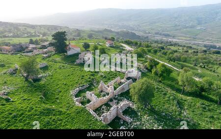 Verlassene Landschaft, Luftaufnahme des traditionellen Dorfes in Paphos, Zypern Stockfoto